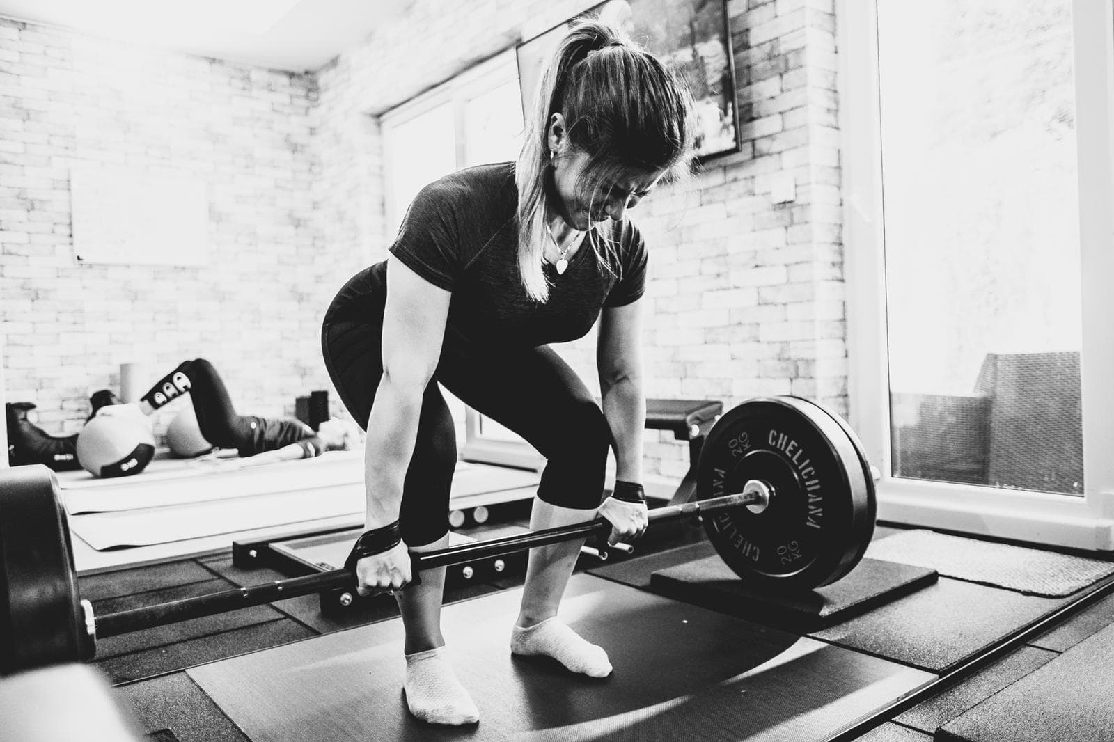 Petar Kolić žena radi deadlift u teretani